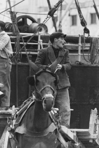 Porto Empedocle (Agrigento), 1962, Un carrettiere conversa con un compagno dall’alto del suo carretto, photo by & copyright © Calogero Cascio