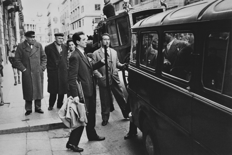 Palermo, 1968 ca., L'ultimo saluto al padrino, photo by & copyright © Calogero Cascio