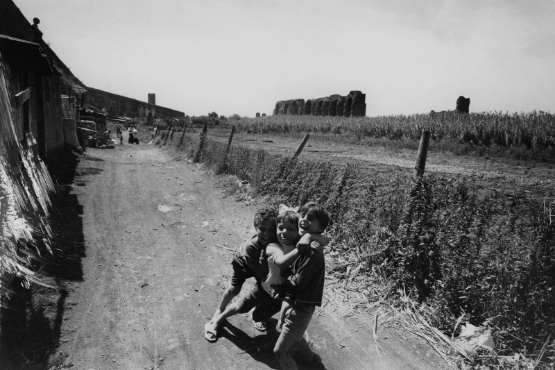 Roma, 1958 ca., Baracche all'Acquedotto Felice, photo by & copyright © Calogero Cascio