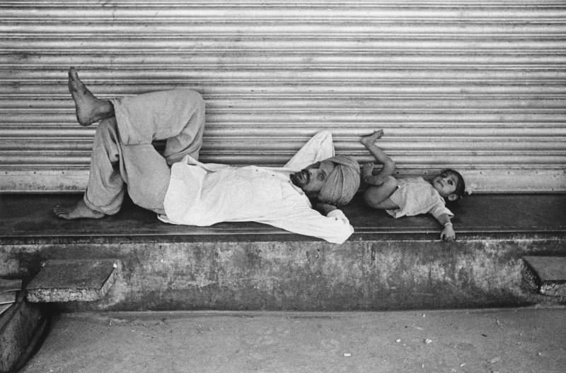 New Delhi, India, 1960, Il gioco, photo by & copyright © Calogero Cascio