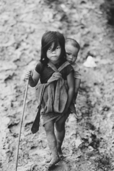 Cà Mau, Vietnam del Sud, 1960, Fratelli in un mare di fango, photo by & copyright © Calogero Cascio