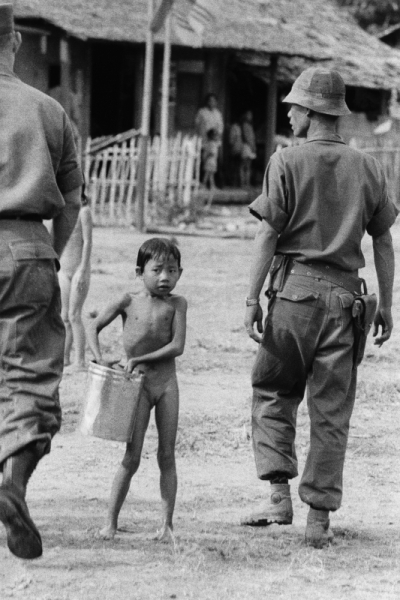 Vietnam del Sud, 1960, Una bambina trasporta dell’acqua: nei villaggi nessuno sa nulla dei guerriglieri Viet Cong, photo by & copyright © Calogero Cascio