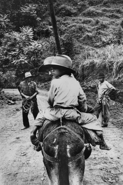 Ibagué, Colombia, 1963, Contadini nella selva, photo by & copyright © Calogero Cascio