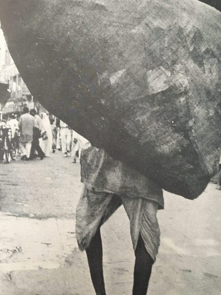 Mumbai, India, 1960, Un uomo e il suo carico, photo by & copyright © Calogero Cascio