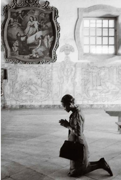 Ouro Preto, Brasile, 1963, In preghiera, photo by & copyright © Calogero Cascio