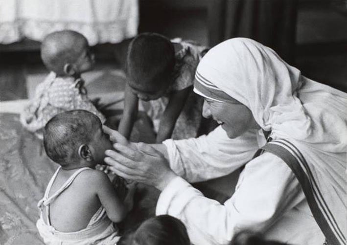 Kolkata, India, 1960, Madre Teresa di Calcutta mentre gioca con un bambino nella sua missione delle Missionarie della Carità, photo by & copyright © Calogero Cascio