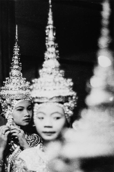 Luang Prabang, Laos, 1960, Danzatrici laotiane si truccano per il ballo, photo by & copyright © Calogero Cascio