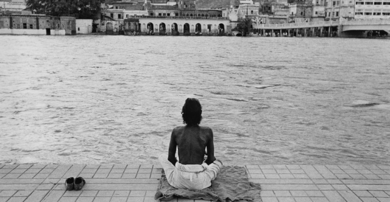 Haridwar, India, 1960, Meditazione in riva al Gange (photo by and copyright © Calogero Cascio)