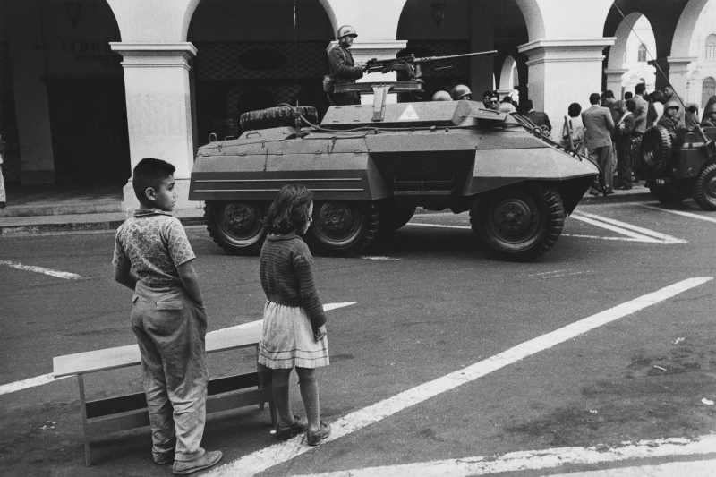 Lima, Perù, 1963, L'esercito occupa le piazze (photo by and copyright © Calogero Cascio)